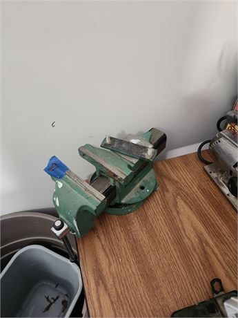 General International Bench Vise