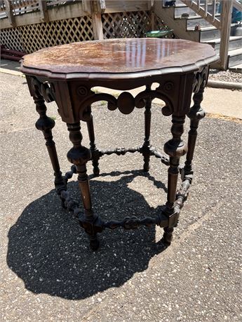 Antiqu Round Foyer Entry Table with Spindle Legs