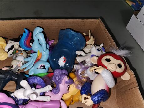 Flat of Toys, Ponies, finger monkey
