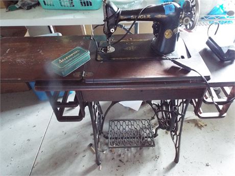 Vintage Singer Sewing Machine with Table