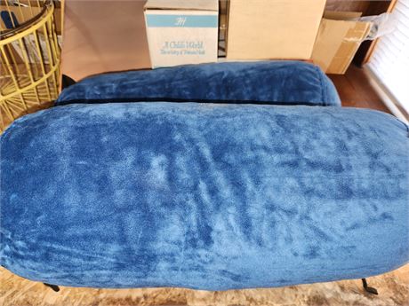 2 round blue pillows