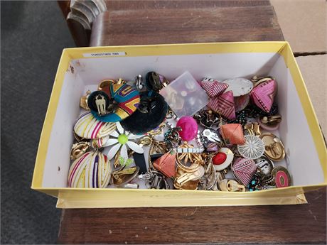 Lot of vintage earrings