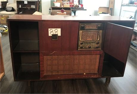 Vintage Magnavox Radio & Record Player