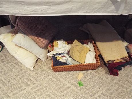 Housewares, rugs lot