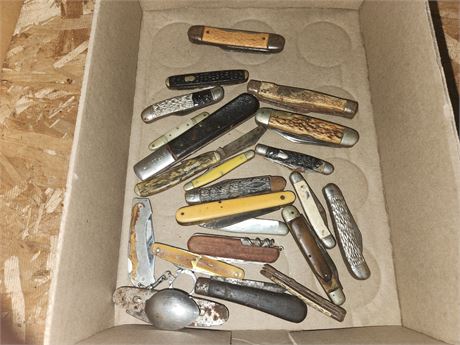 Flat of pocket knives