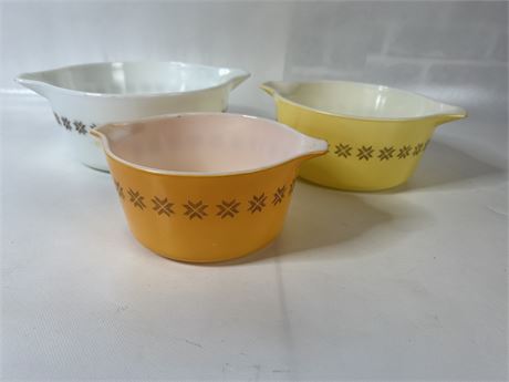 Pyrex Set of 3 - One Lid I found later not pictured