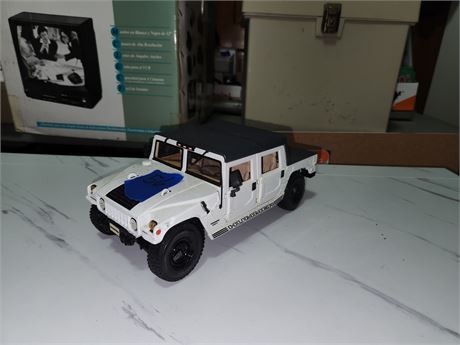 Maisto 1/18 Scale Hummer