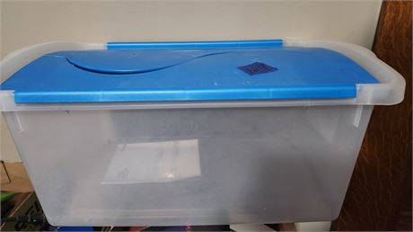 Small storage container