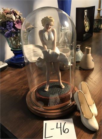 Marilyn Monroe Statue & Shoes
