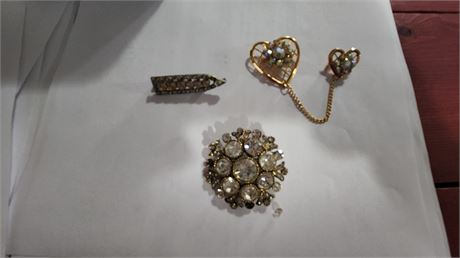 Lot Of Vintage Pins One Pin Needs A Stone Put Back Into It.
