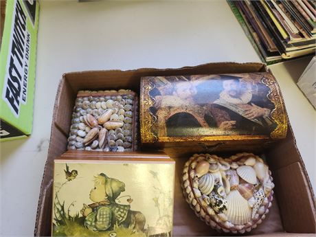 Lot of small trinket boxes