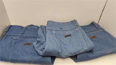 3 Wrangler Rugged Wear Jeans. Size 36 x 30 Like New Condition