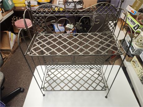 Folding wire shelf
