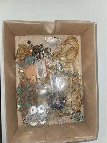 Lot Of Jewelry. Unsorted