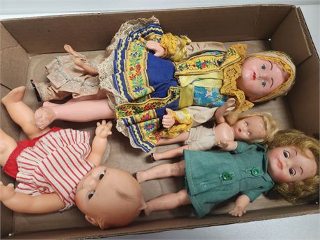Flat of Dolls