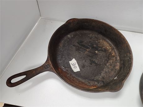Griswold 9 Inch Cast Iron skillet