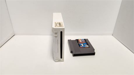 WII Video Game System ONLY & Nintendo MArio/Duck Hunt Cartidge. NOT TESTED