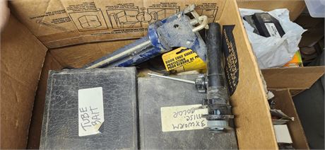 Caulking gun and hardware