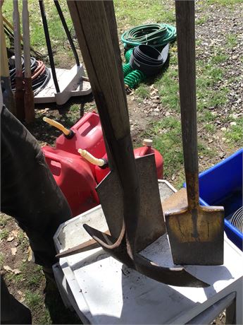 Shovel And Pick Gardening Or Yard Tool Lot 3 Shovels And 1 Pick