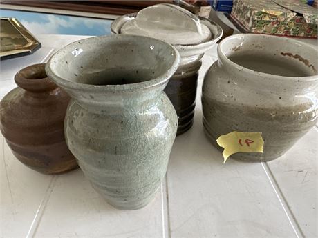 A lot of miscellaneous pottery