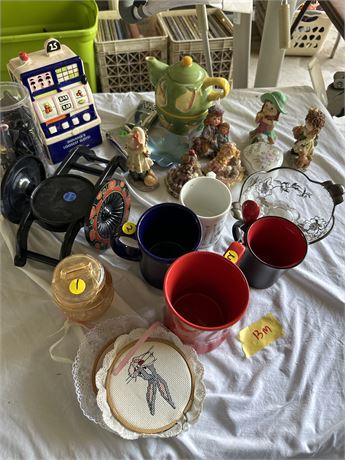 A lot of miscellaneous collectible table top clean off