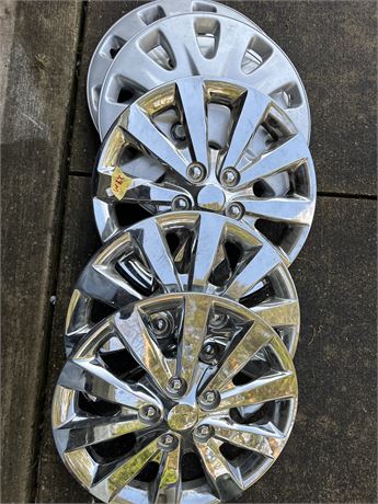 A lot of 15 inch hubcaps