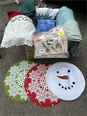A lot of placemats and table runners