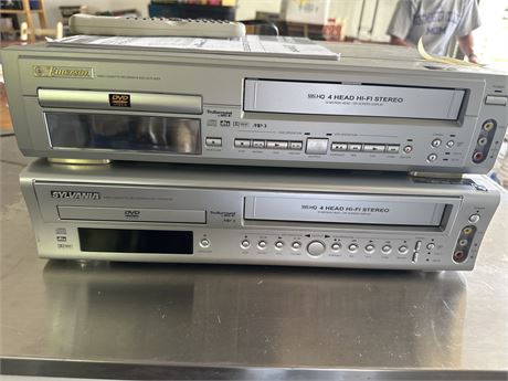 A lot of two VHS and DVD players untested