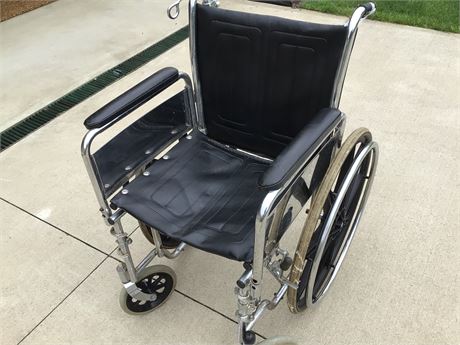Wheelchair with some rusty areas (see pictures)