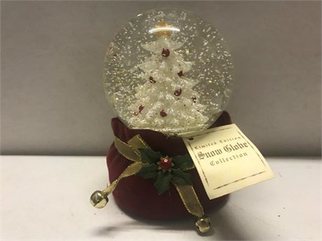 "Oh Christmas Tree" Snowglobe