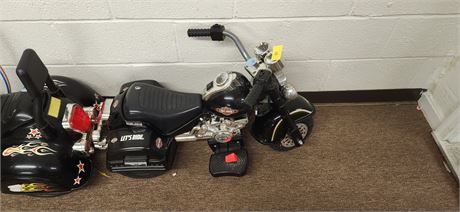 Harley Davidson Ride On Motorcycle Toy. NEEDS WORK. Has NEW BATTERY