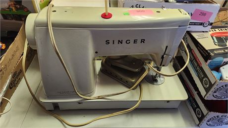 Vintage Singer Sewing Machine. NOT TESTED