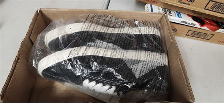 Ladies Shoe size 9 Amazon Essentials NEW