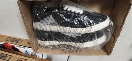 Ladies Shoe size 9 Amazon Essentials NEW