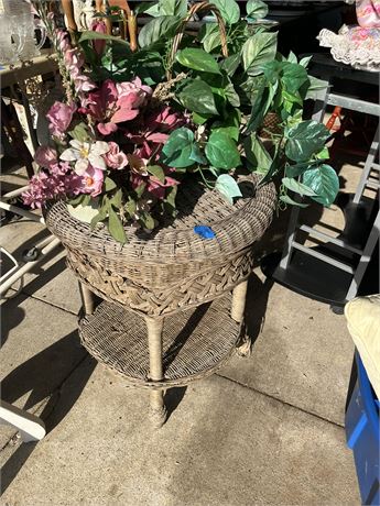 Wicker Table, Decor