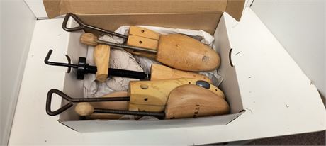 Lot of wooden shoe forms