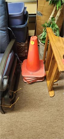 Lot of 6 Cones