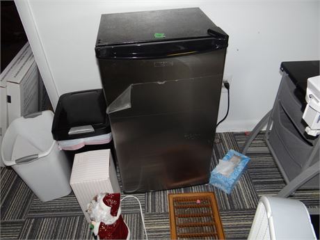 Small Refrigerator works- Relist from a Deadbeat Bidder.