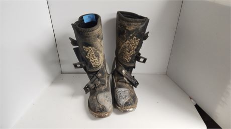 FOX Racing Boots. Very Worn With Damage. Will Need Repaired