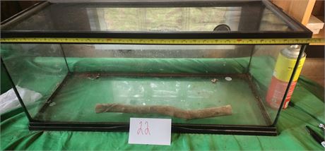 Reptile aquarium with lid