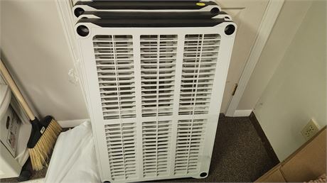 4 Tier Plastic Shelving Unit. Missing One Plastic Pole