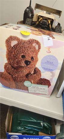 Wilton Stand-Up Cuddly Bear Pan Set