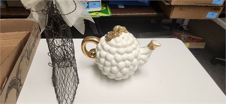 Tea Pot & Wire Boot decoration