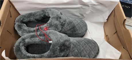 Dearfoams Women's Slippers. Size Small 5-6