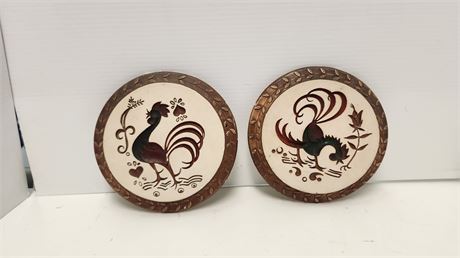 MCM Rooster Wall Hanging Set Round Chalkware. Size 7.5