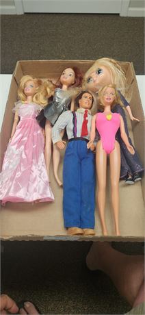 Lot of vintage barbies and dolls