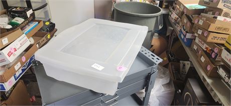 Tote with lid
