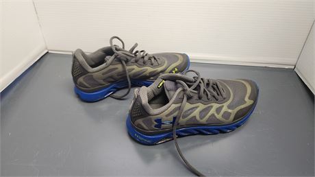 Under Armour Spine Tennis Shoes. Size 6Y