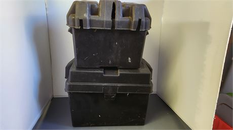 2 Plastic Battery Cases