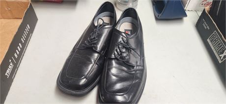 Deer Stags Motivation Men's Dress Shoes. Size 9 1/2